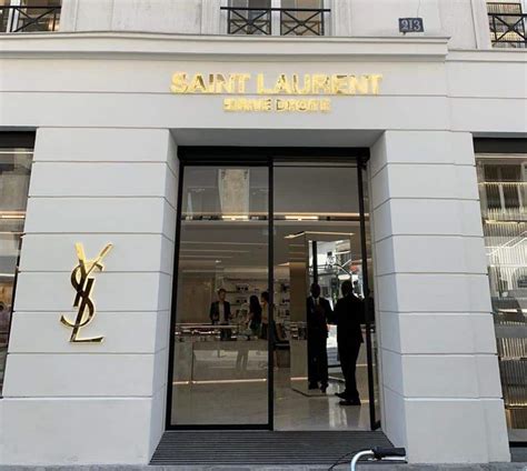 I condom Saint Laurent, già scomparsi da Instagram, invadono .